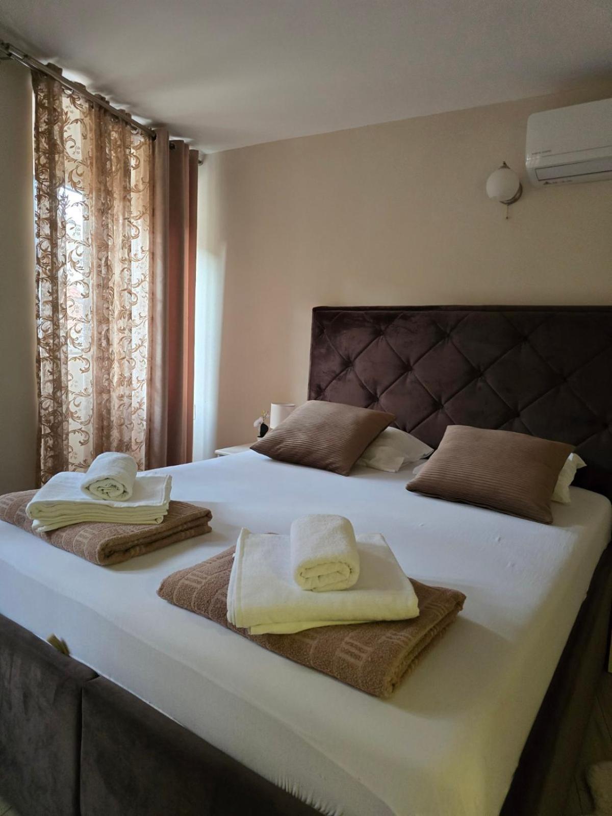 Nada'S Room With Terrace Kotor Buitenkant foto