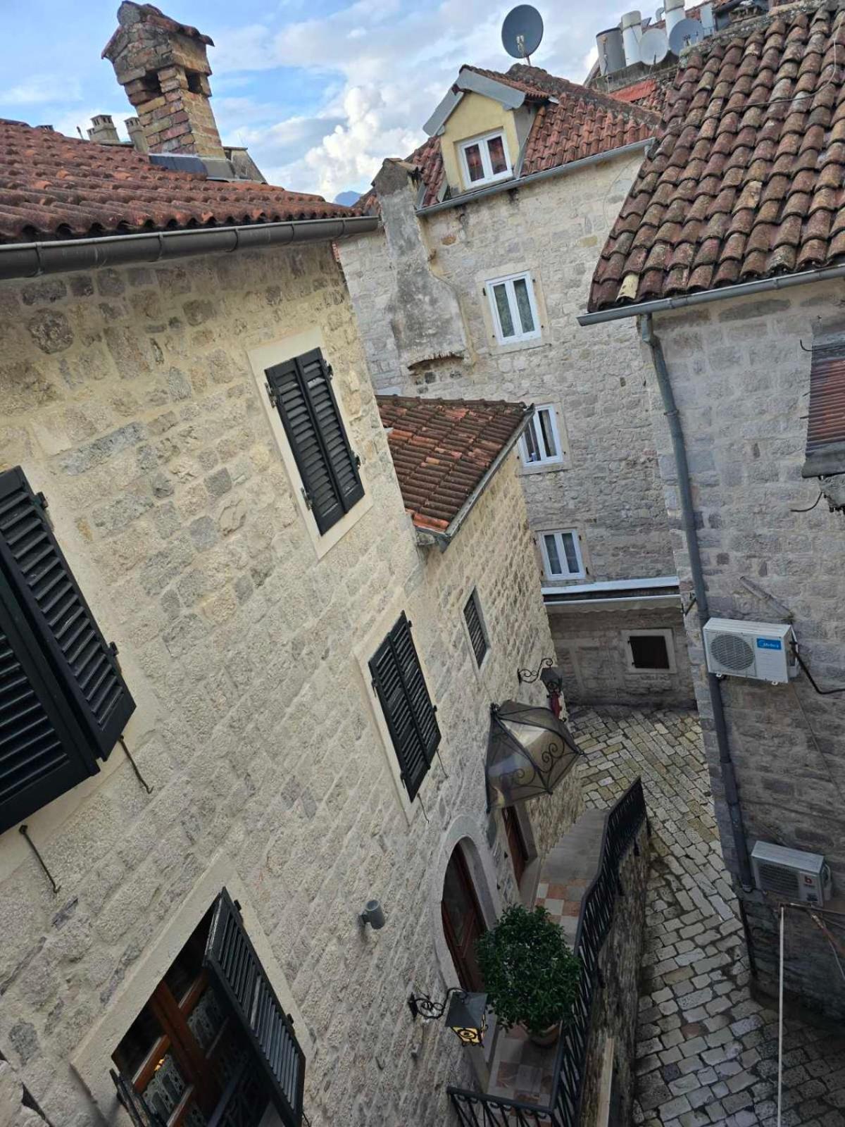 Nada'S Room With Terrace Kotor Buitenkant foto